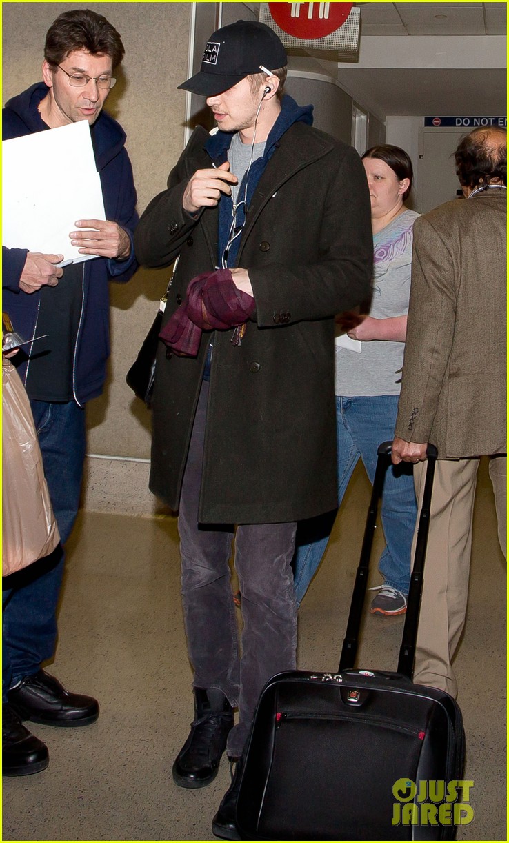 hayden christensen takes selfies with fans at lax 073030970