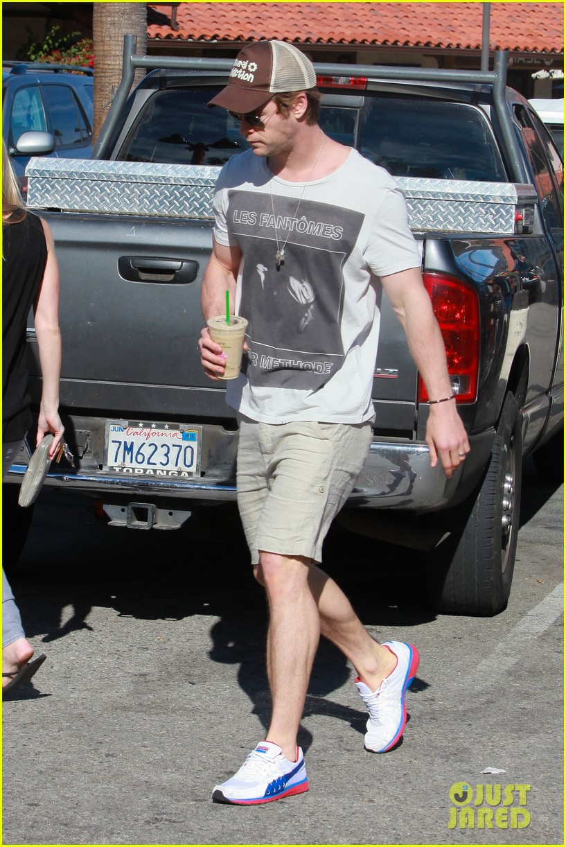 chris hemsworth pavilions grocery outing 023024322