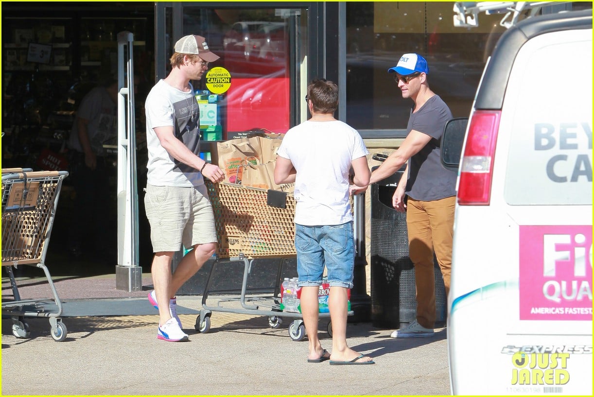 chris hemsworth pavilions grocery outing 103024330