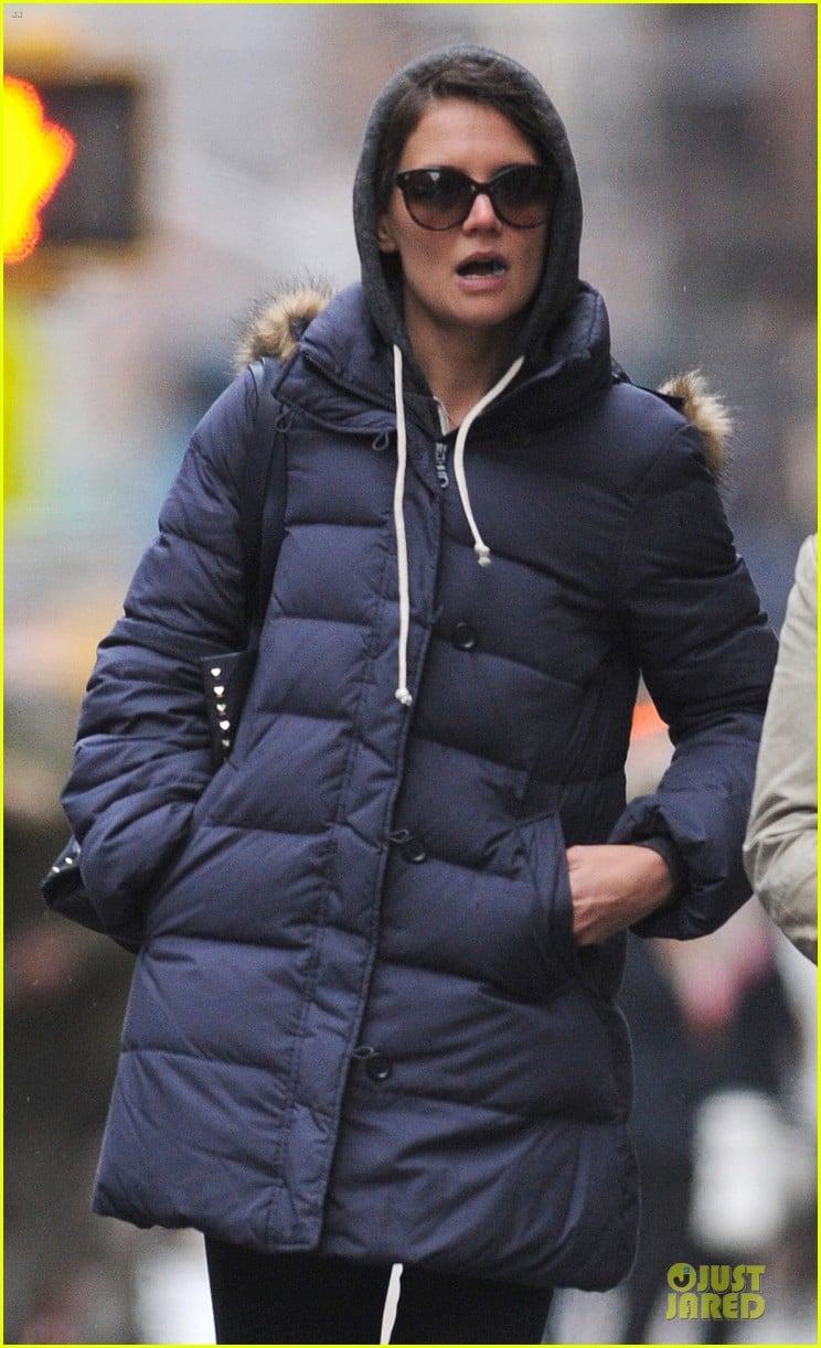 katie holmes bundled up in nyc after miami vacation 023024239