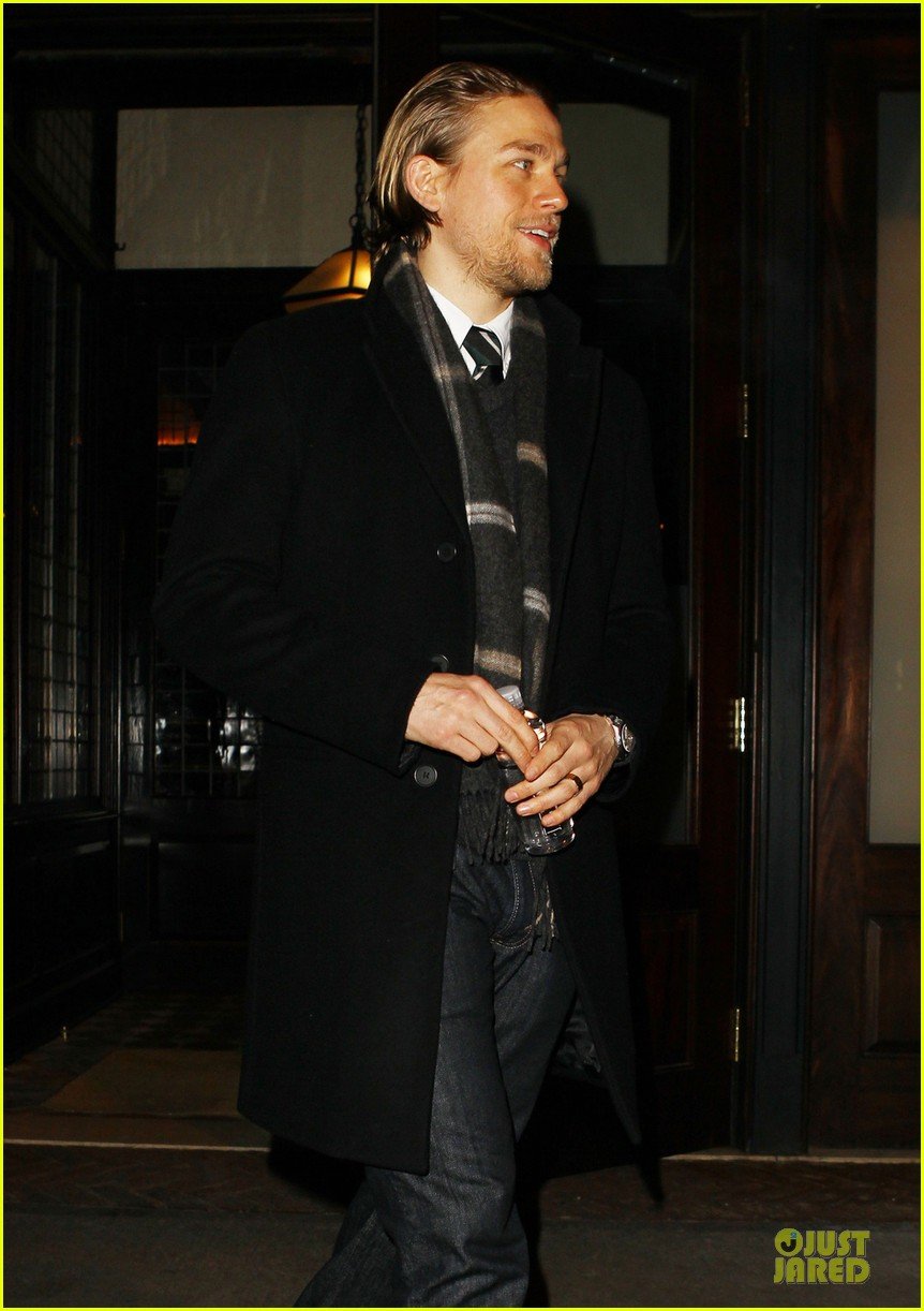 charlie hunnam braves the cold in new york city 063043119