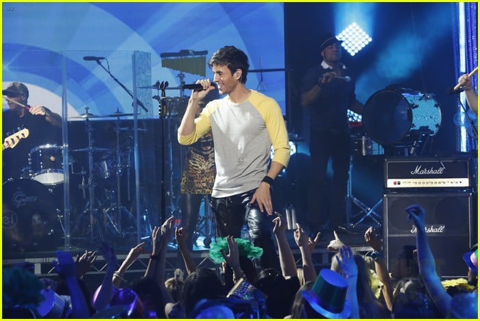 enrique iglesias pumps up the crowd on new years eve 2014 033020873