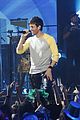 enrique iglesias pumps up the crowd on new years eve 2014 03