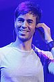 enrique iglesias pumps up the crowd on new years eve 2014 04