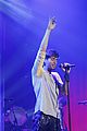 enrique iglesias pumps up the crowd on new years eve 2014 05
