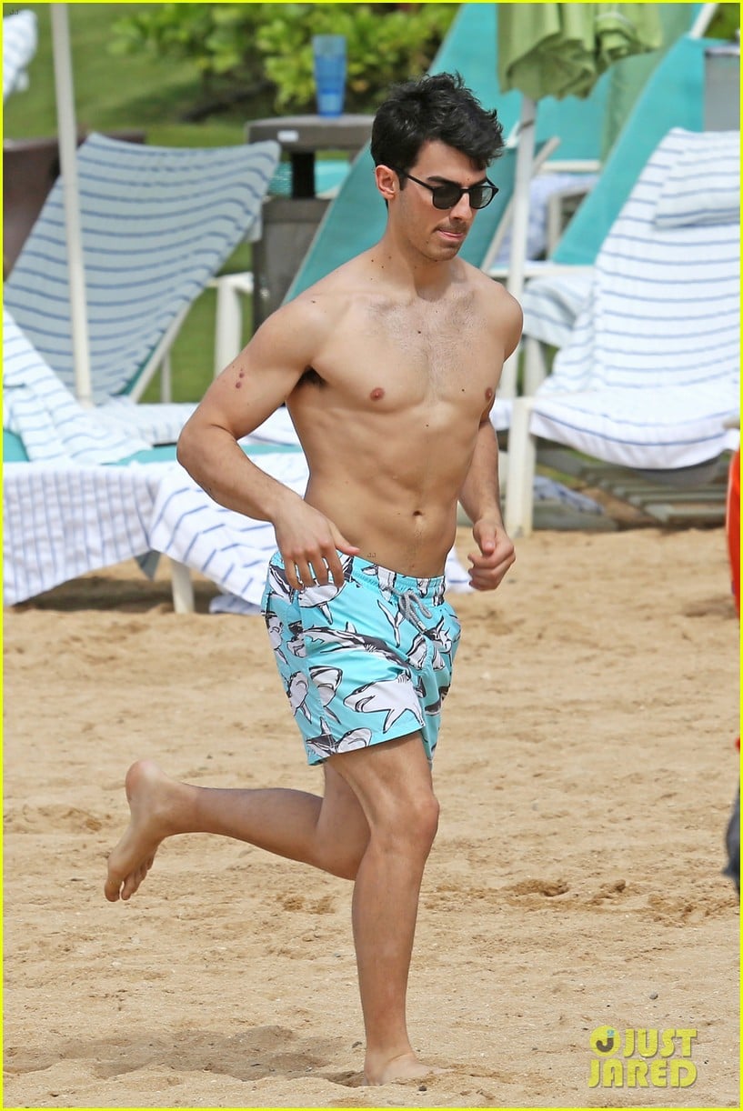 joe jonas shirtless beach frisbee player in hawaii 04