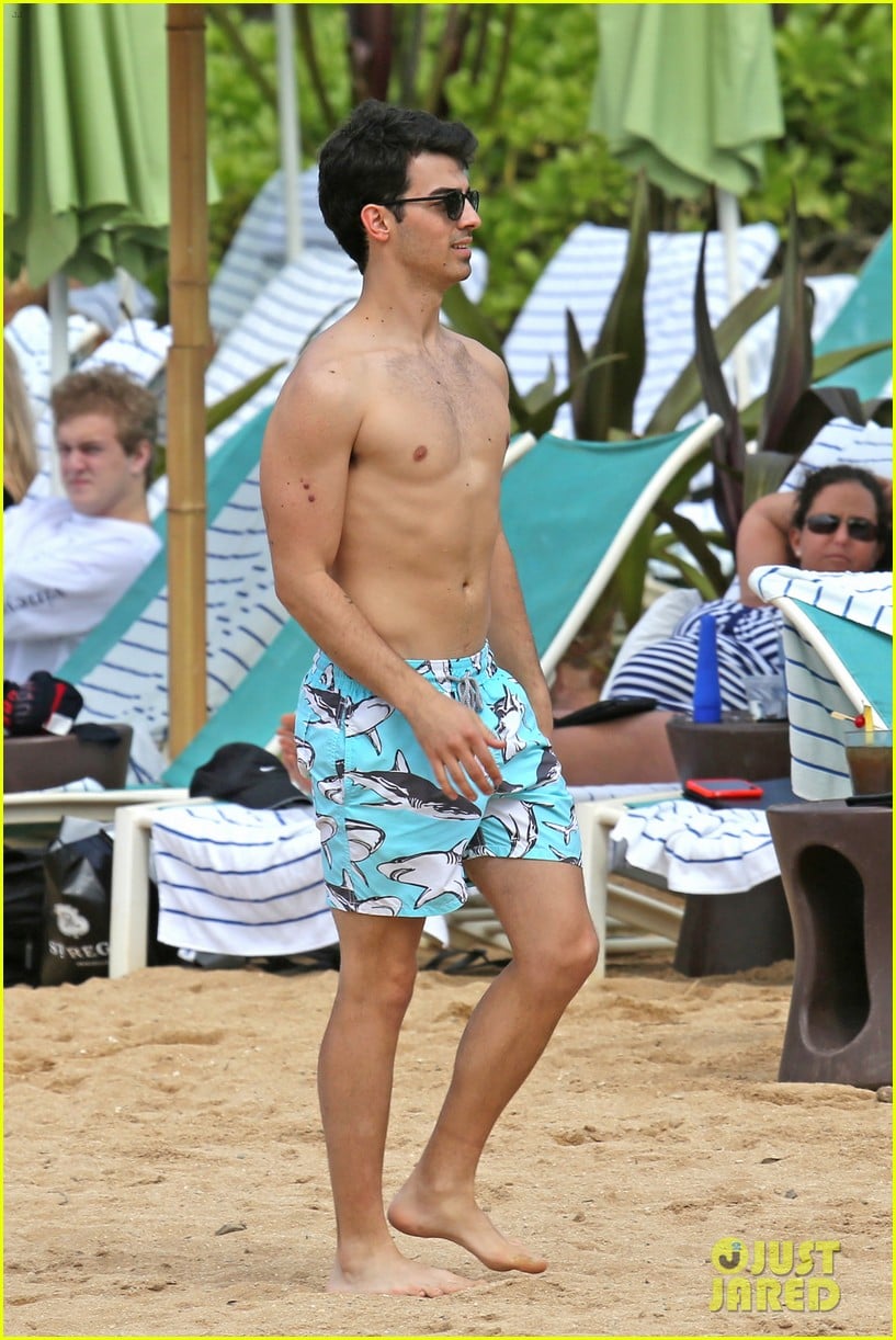 joe jonas shirtless beach frisbee player in hawaii 17