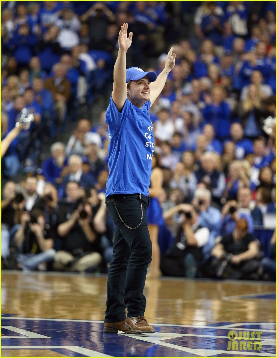 josh hutcherson gets greeted with district 12 salute at kentucky wildcats game 013021006