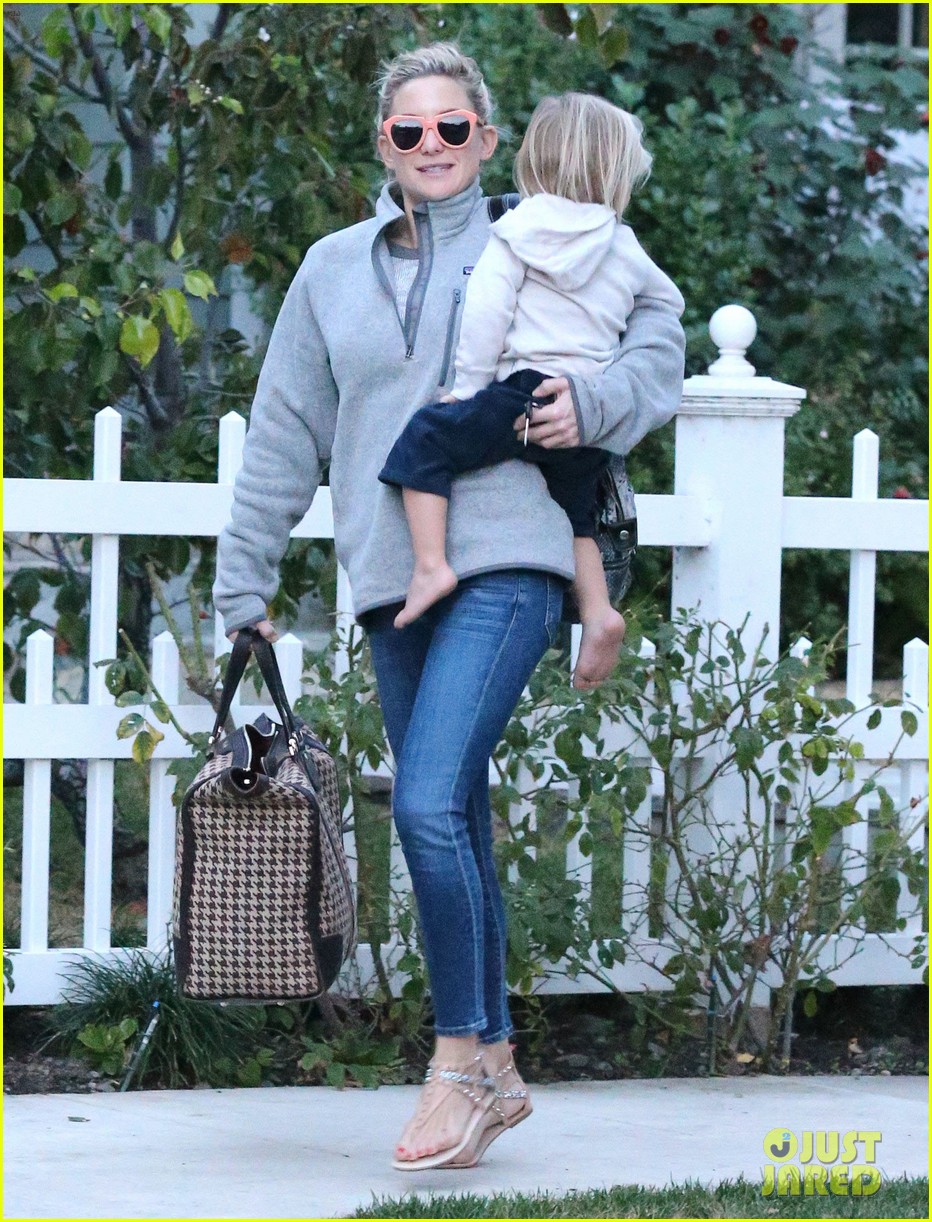 kate hudson family day brother oliver house 14