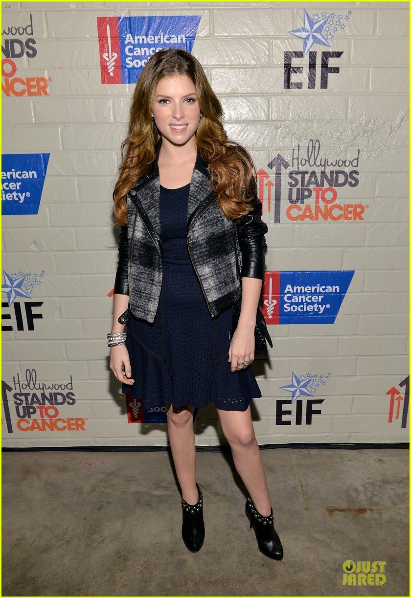 anna kendrick emma roberts all legs at stand up to cancer event 013043275