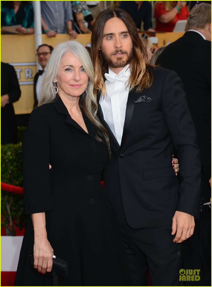 jared leto sag awards 2014 red carpet with mom constance 02