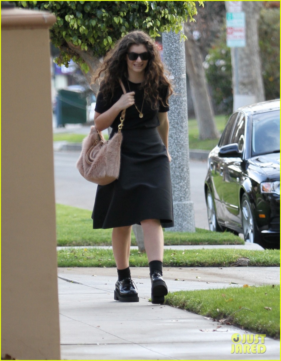 lorde leaves los angeles after big grammys night 05