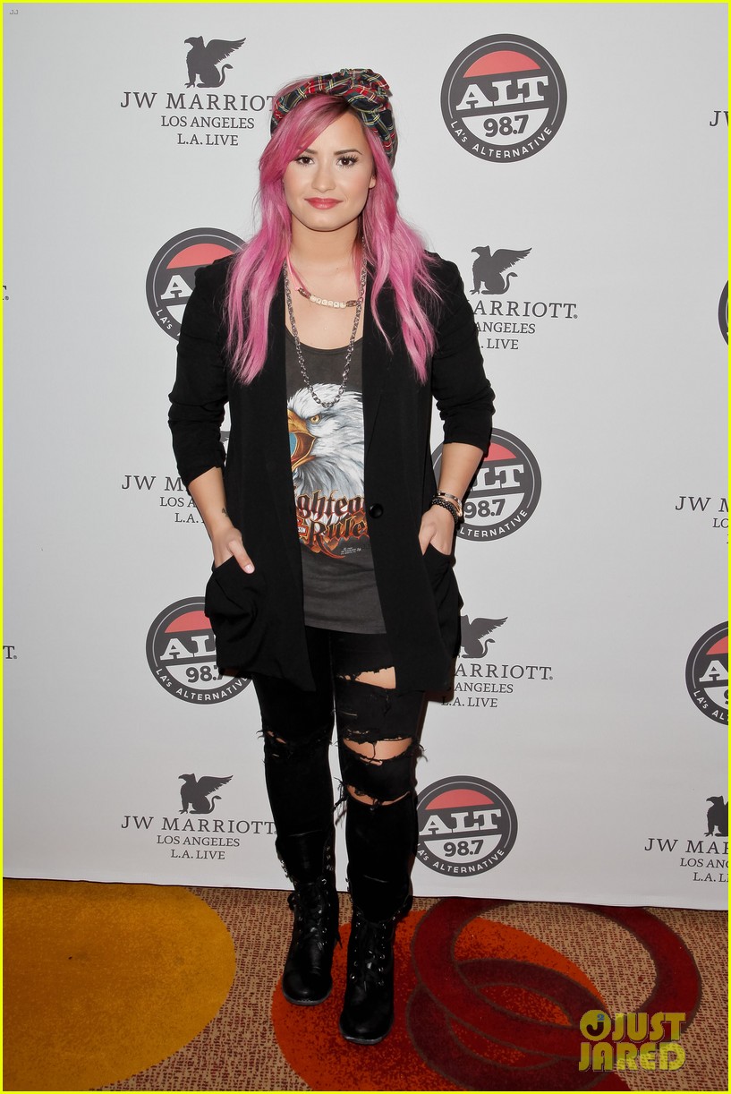 demi lovato shows off new pink hair for grammys interviews 023040237
