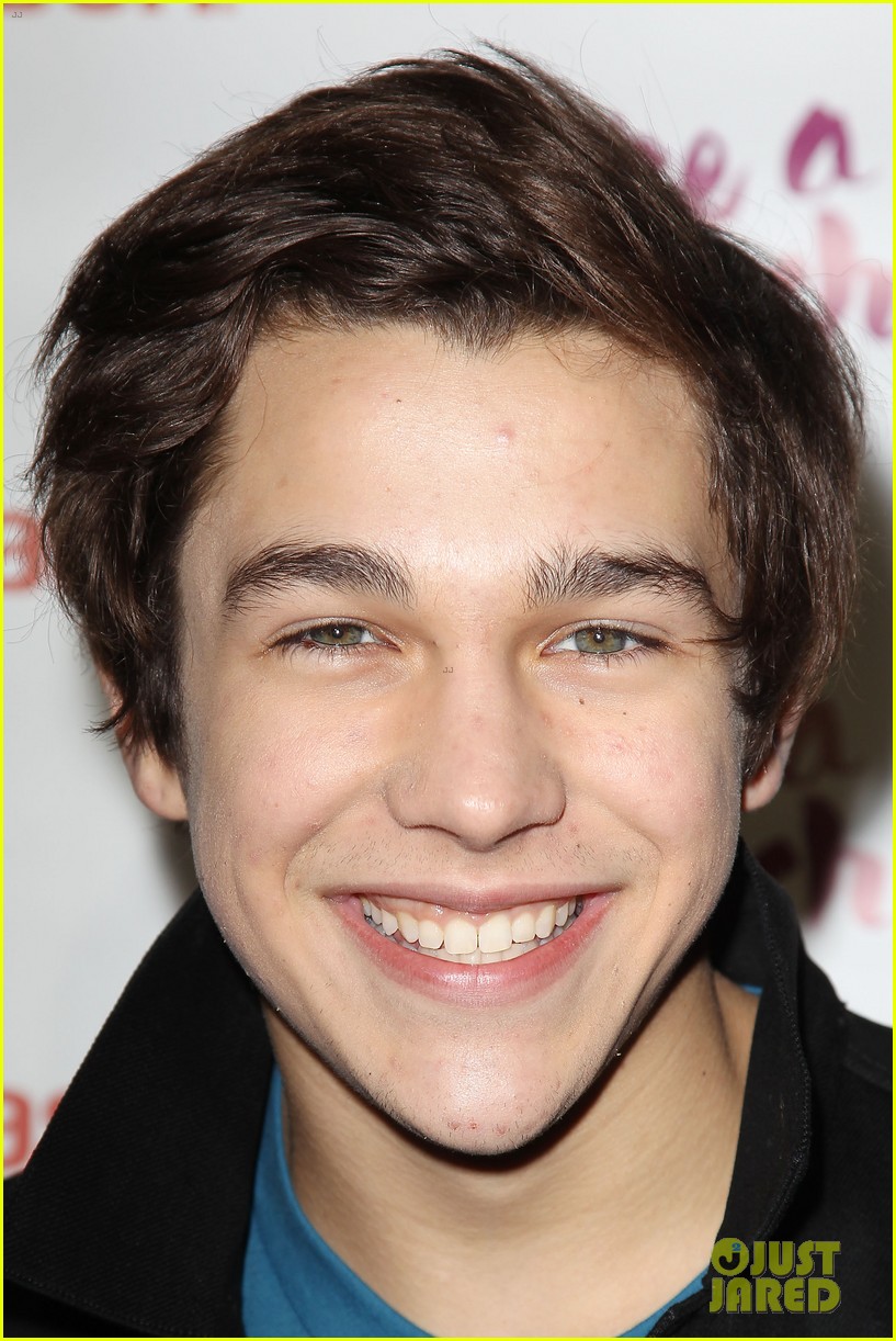 austin mahone gets support from kylie jenner at nyc concert 023043872