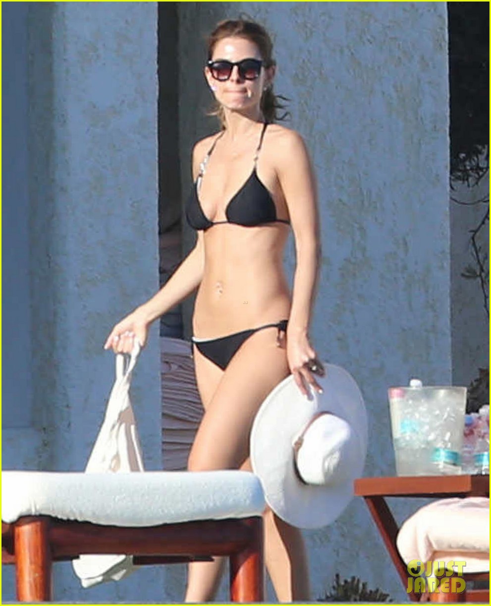 maria menounos shows off fabulous bikini body in mexico 09
