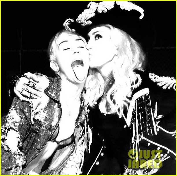 miley cyrus madonna tongues out for mtv unplugged 013043273