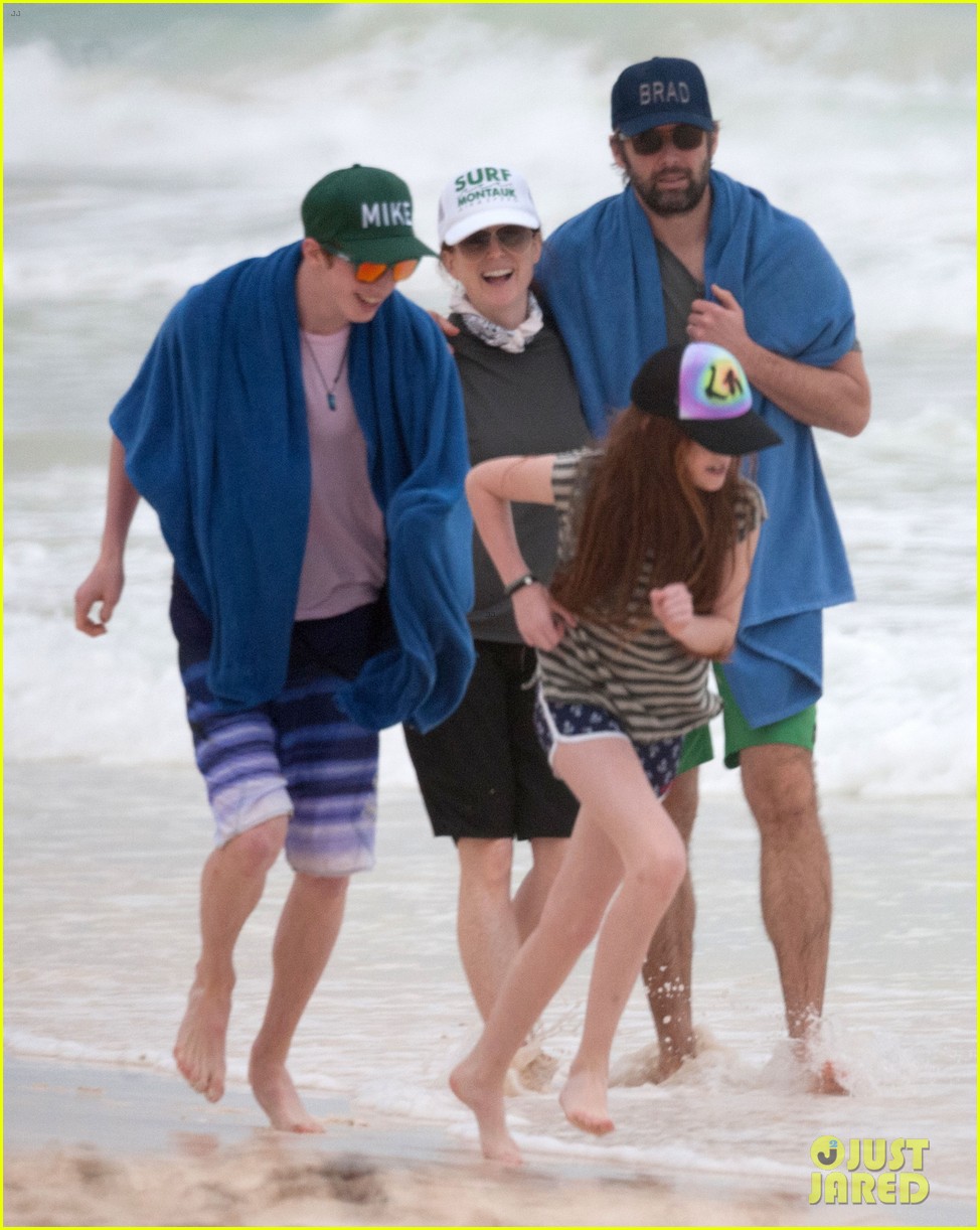 julianne moore family beach day in mexico 173023839