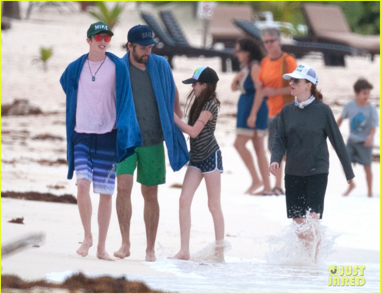 julianne moore family beach day in mexico 21