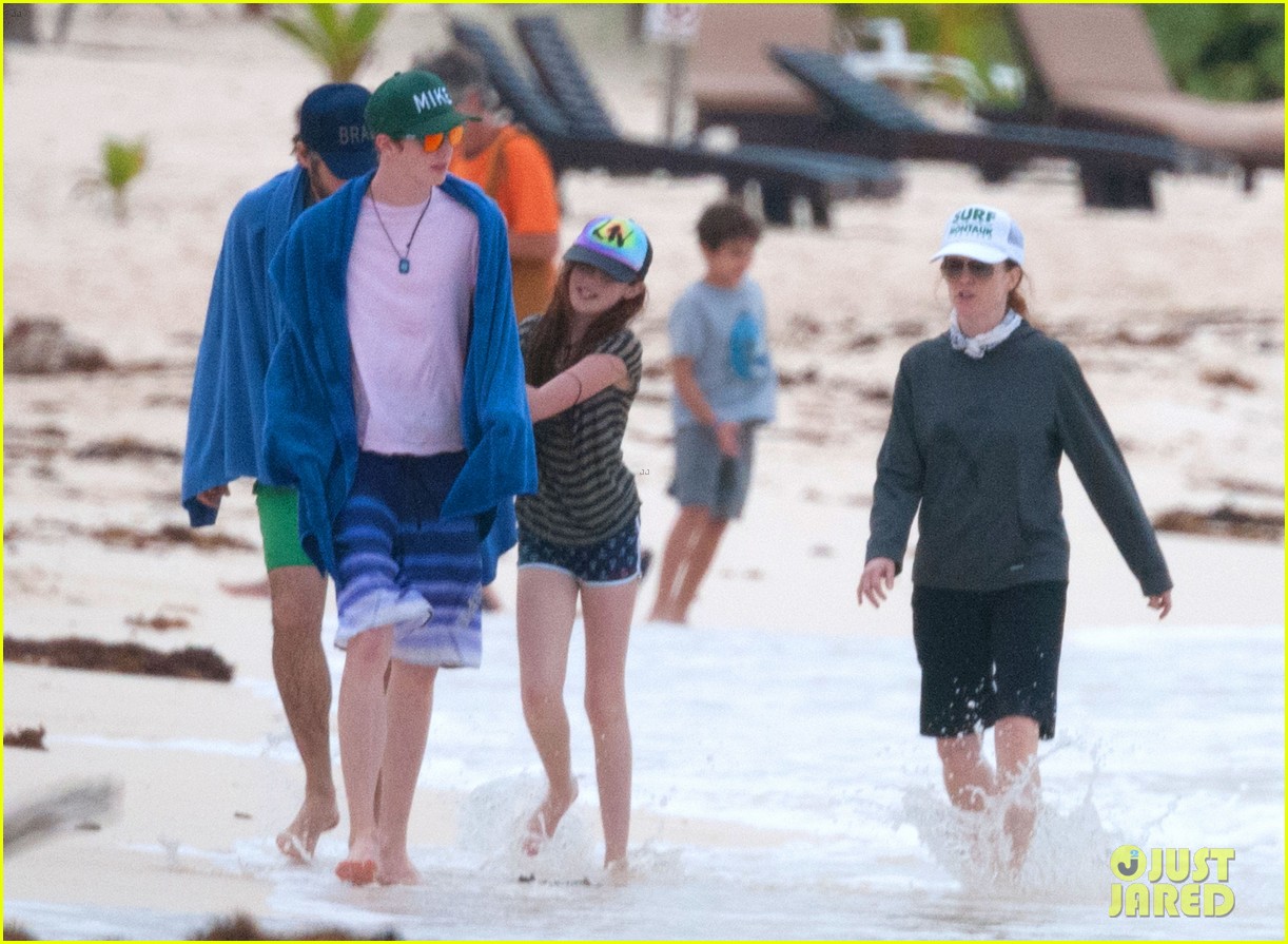 julianne moore family beach day in mexico 233023845