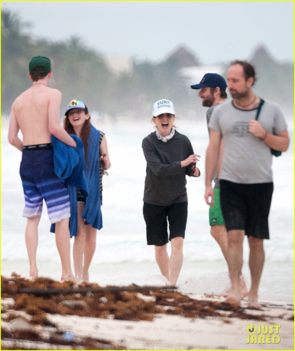 julianne moore family beach day in mexico 26