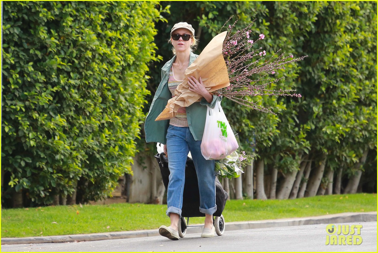 naomi watts landscaping lady in culver city 27