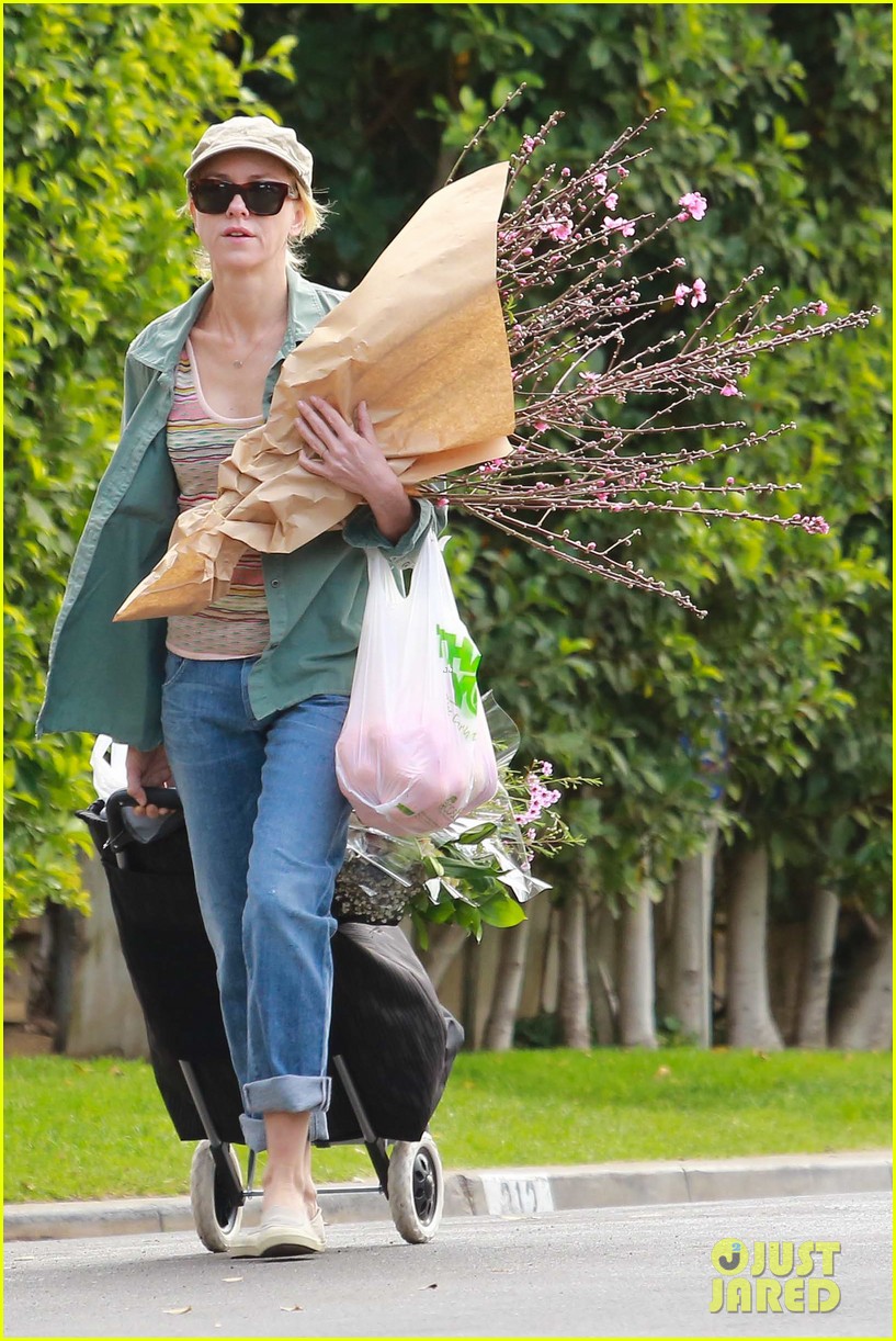 naomi watts landscaping lady in culver city 31