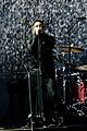 nine inch nails queens of stone age perform at grammys 2014 video 06