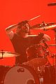 nine inch nails queens of stone age perform at grammys 2014 video 10