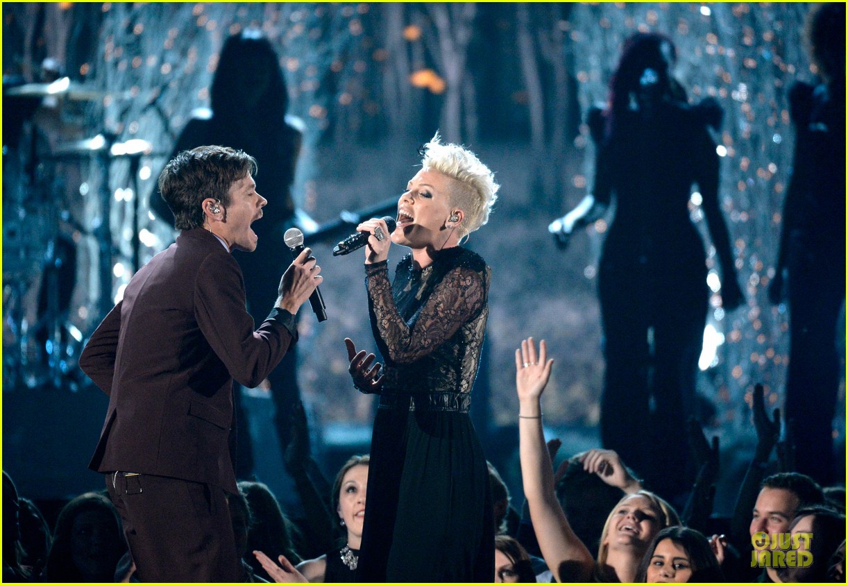 pink nate ruess performs give me a reason at grammys 2014 video 043041381