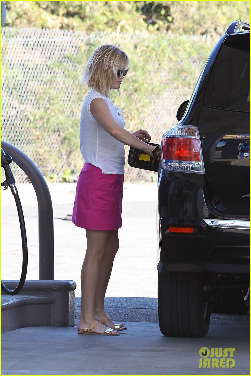 reese witherspoon busy saturday with son deacon 04
