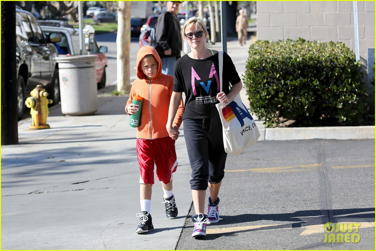 reese witherspoon busy saturday with son deacon 113035540