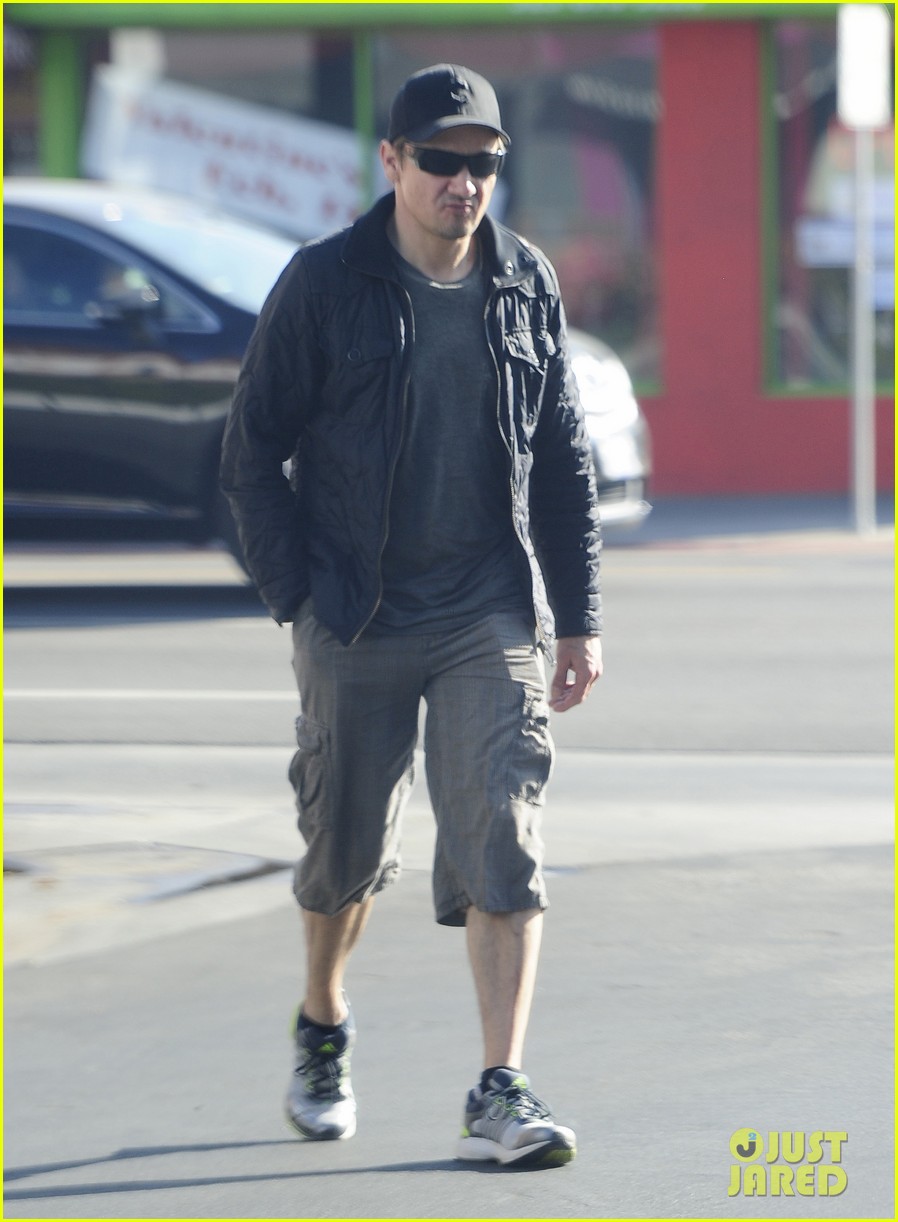 jeremy renner stays incognito in sunglasses for solo lunch 013044284