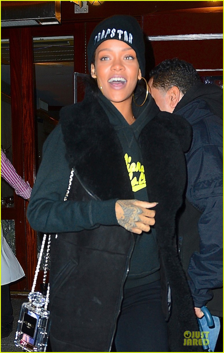 rihanna shows off gold tooth on instagram 023036034