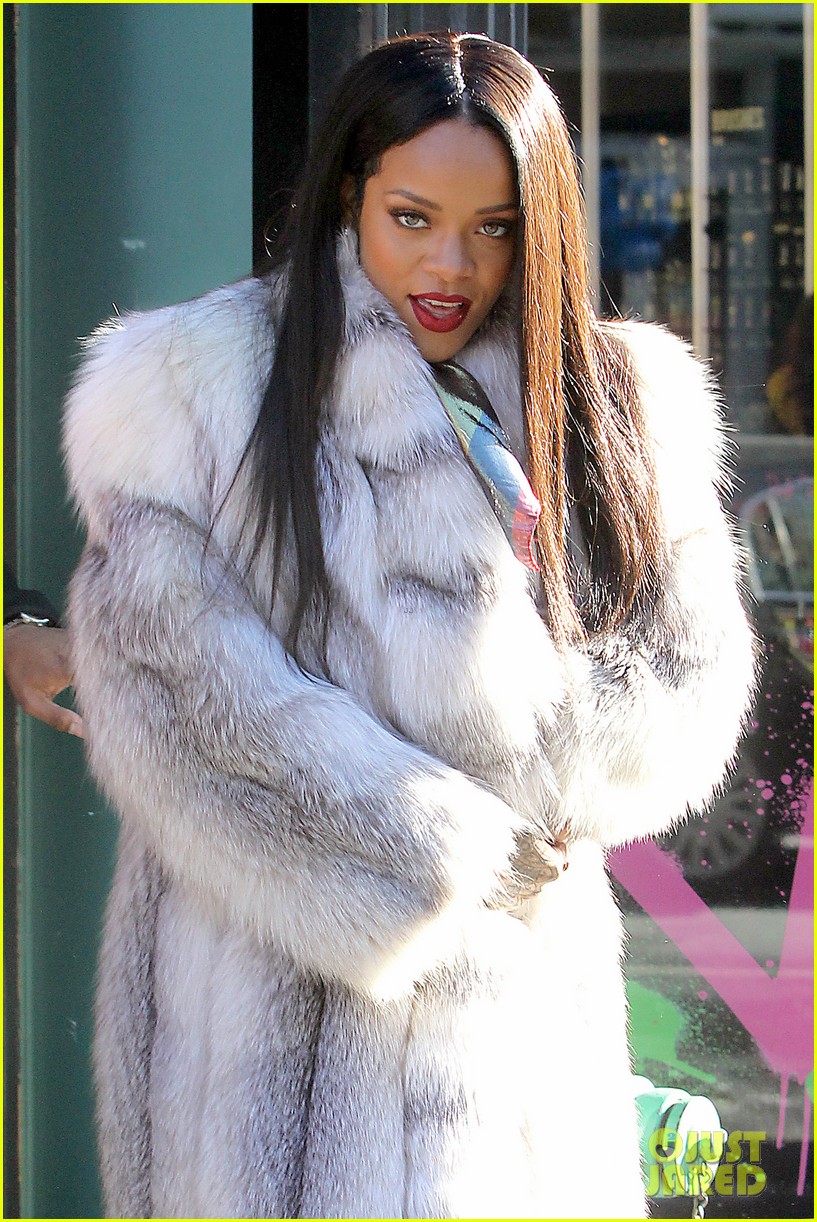 rihanna launches her viva glam cosmetics line in nyc 063043696