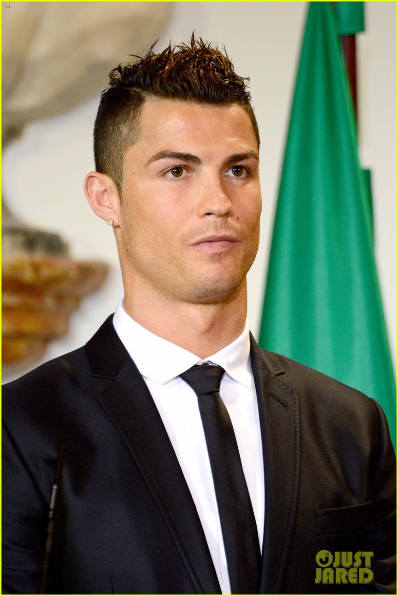 cristiano ronaldo receives a high individual order in portugal 043036755