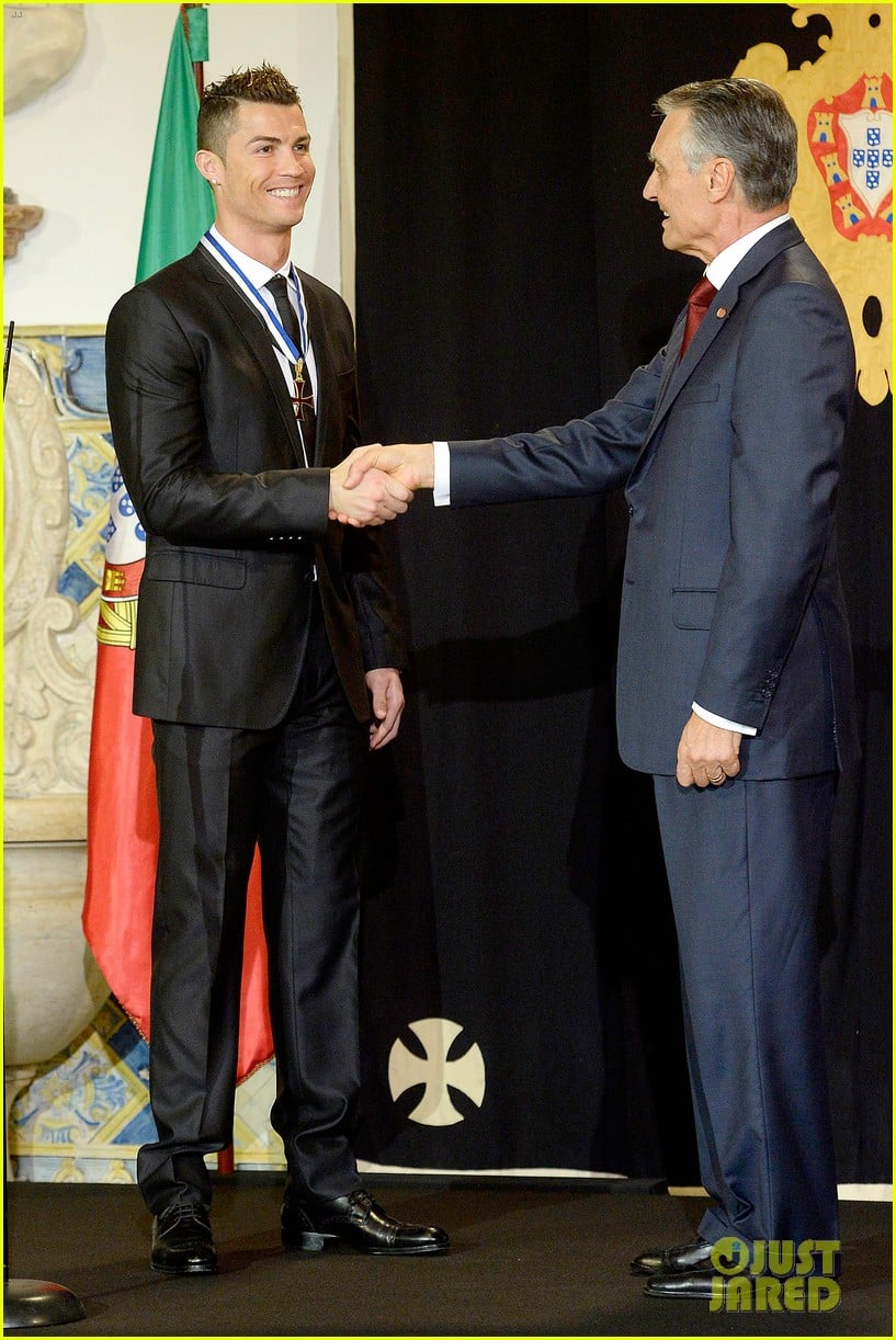 cristiano ronaldo receives a high individual order in portugal 053036756