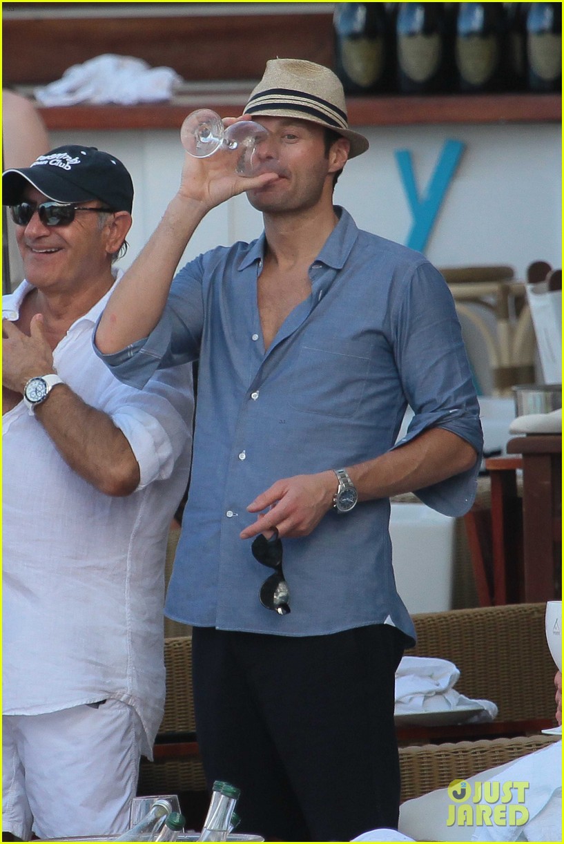 ryan seacrest enjoys drinks with friends in st barts 013021699
