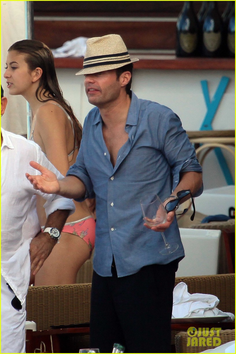 ryan seacrest enjoys drinks with friends in st barts 23