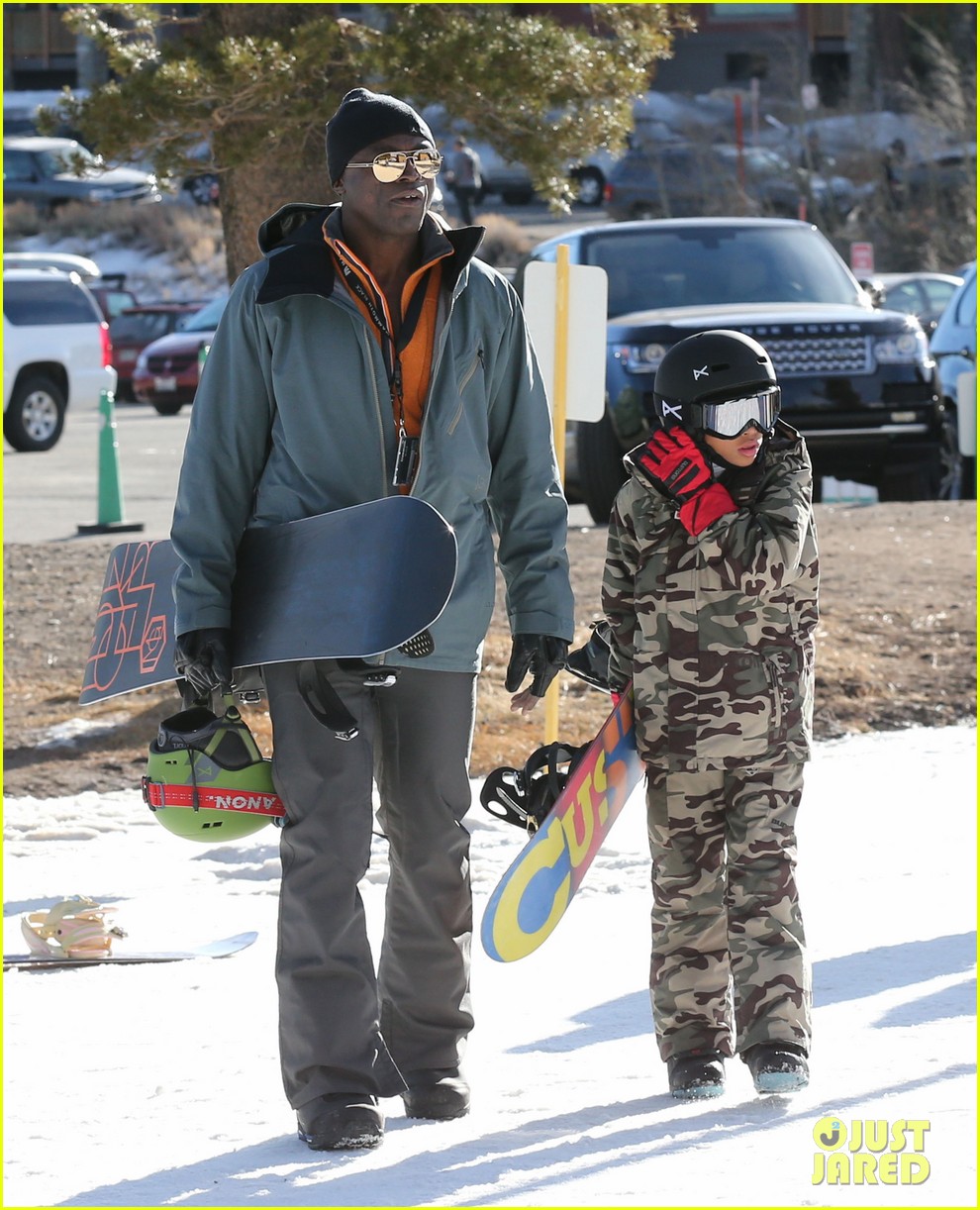 seal spends first day of 2014 snowboarding with the kids 08