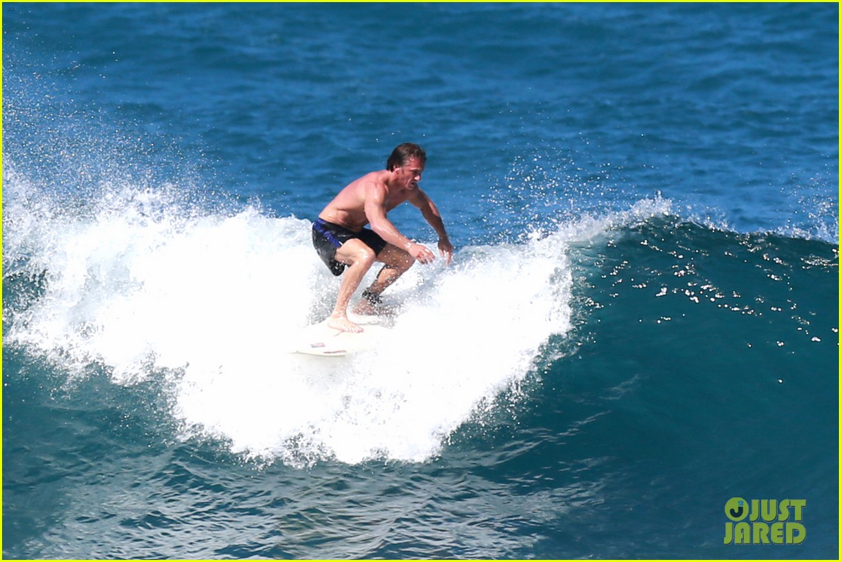 sean penn continues shirtless hawaiian surf session 01