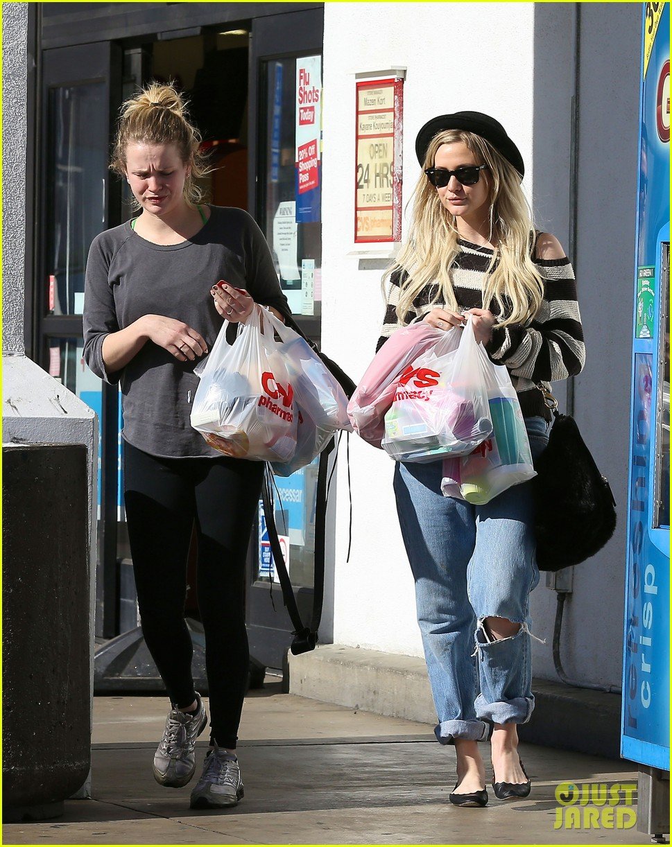 ashlee simpson begins new year with cvs pharmacy stop 033021920