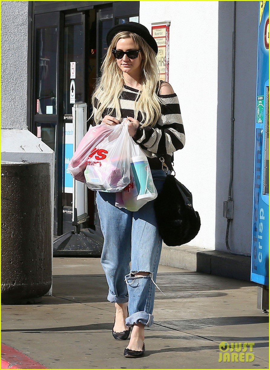 ashlee simpson begins new year with cvs pharmacy stop 053021922