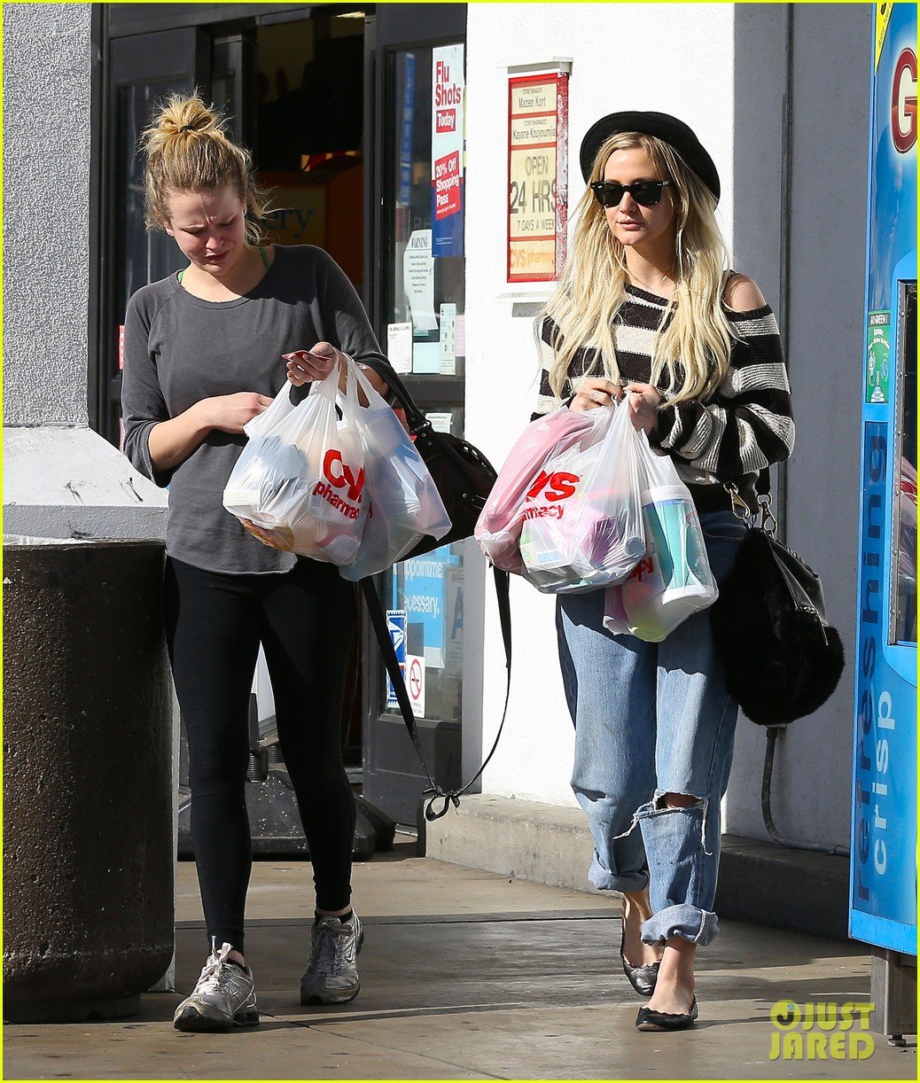ashlee simpson begins new year with cvs pharmacy stop 083021925