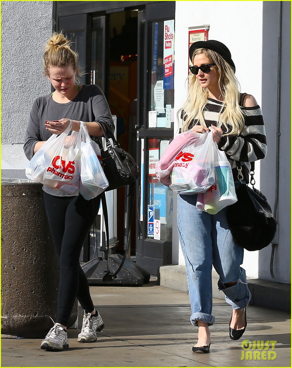 ashlee simpson begins new year with cvs pharmacy stop 093021926