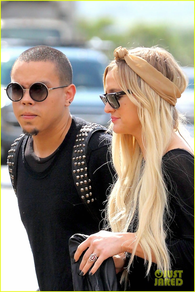 ashlee simpson evan ross fly out after engagement 03