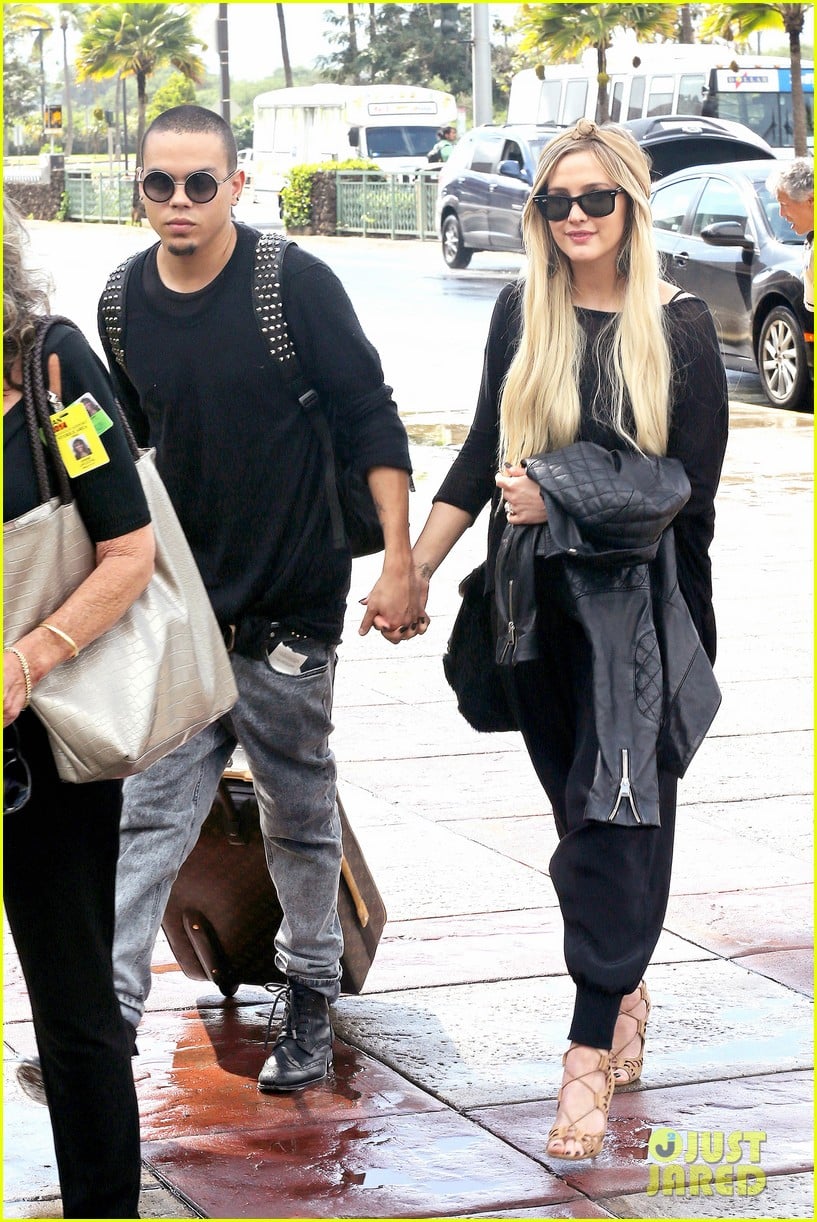 ashlee simpson evan ross fly out after engagement 19