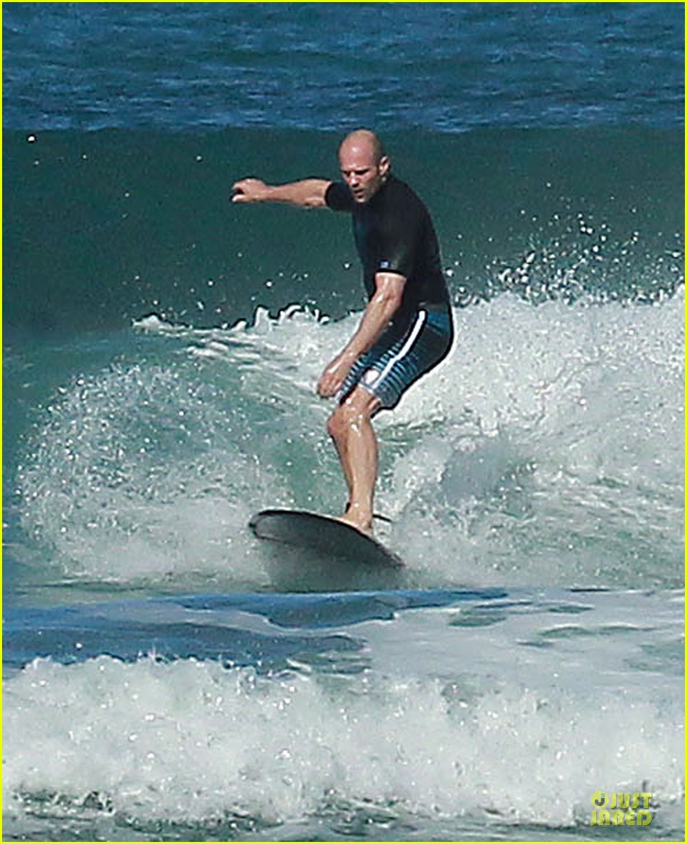 jason statham surfing vacation in hawaii 013024680