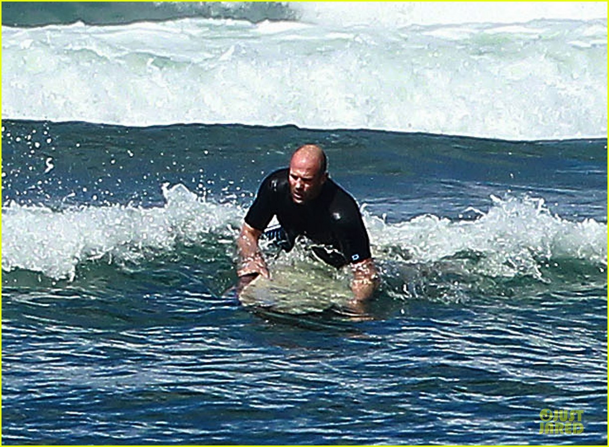 jason statham surfing vacation in hawaii 043024683