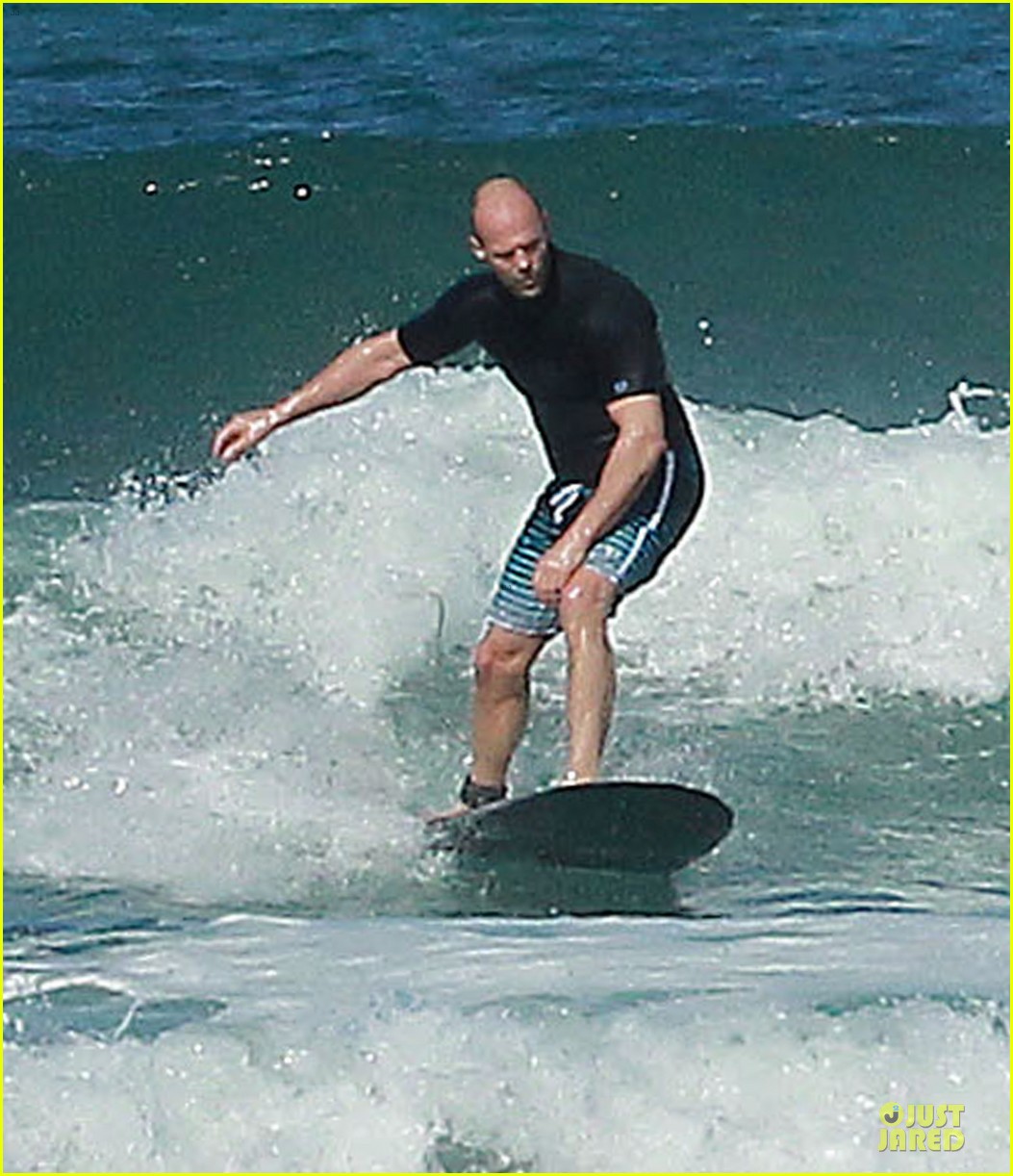 jason statham surfing vacation in hawaii 17