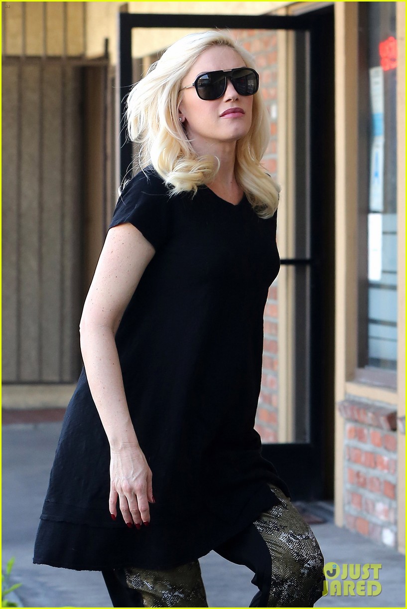 pregnant gwen stefani pampers herself with acupuncture session 043038992